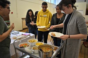 Salesian students share food and faith at synagogue